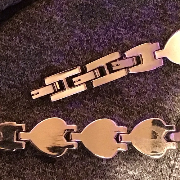 Elegant Heart Bracelet with Red Accents - Picture 5 of 6